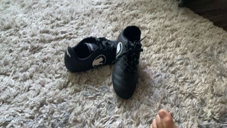 Kid cleats black