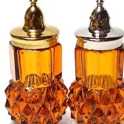  Vintage Amber Glass Hobnail Salt and Pepper Shakers U606  This vintage set of Amber Glass Hobnail Salt and Pepper Shakers includes two items: a peppe