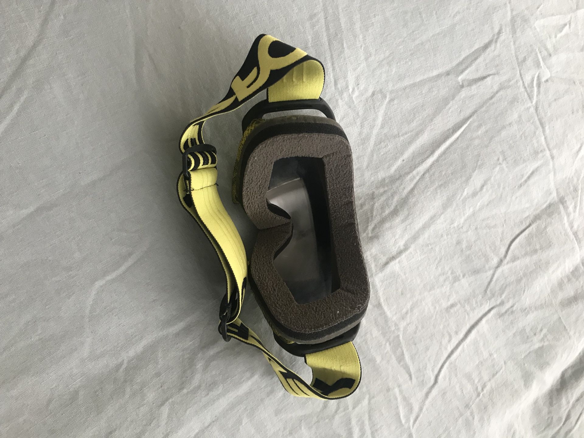 Yellow and black Oakley snowboarding goggles