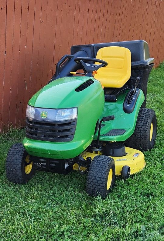 John Deere Riding Lawn Mower! Delivery! L118