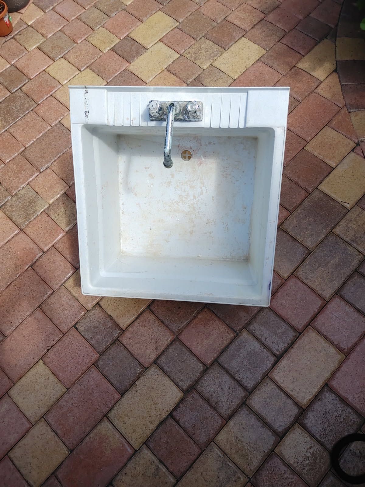 Preowned utility sink for laundry room no legs