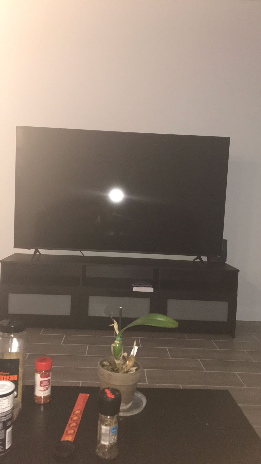 75” 4k QLED Smart Tv   W/ Remote And Stand