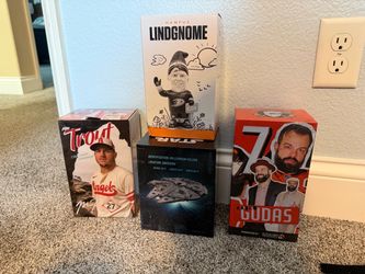 Bobble heads and figures