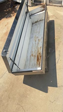 Truck bed tool box