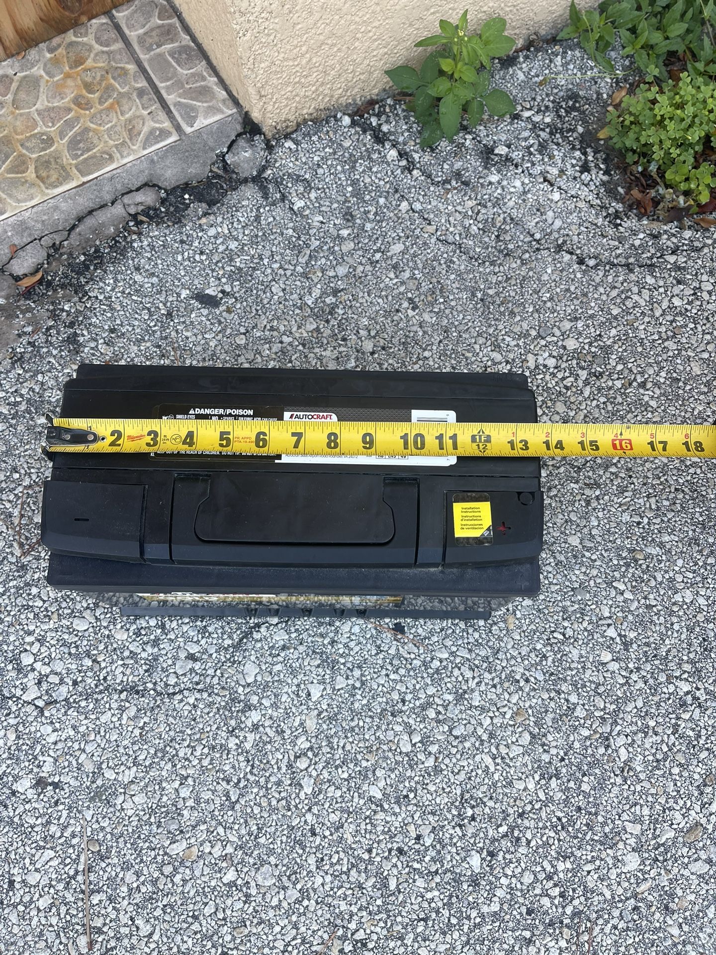 Battery for a Mercedes-Benz 302 E-Class or any other car that fits the dimensions. used like new