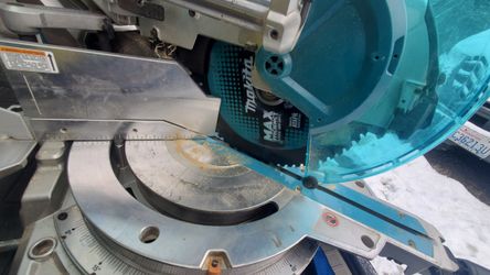 Makita XSL07Z 18V X2 36V 12 in. Sliding Compound Miter Saw Laser. Works great Northlynn prices firm 2 batteries and a charger for Sale in Seattle WA OfferUp