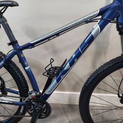 Like New  KHS Winslow 29er mountain bike with Disc Brakes Size M , 29" Tires ,  24 spds , Super Nice Conditions
