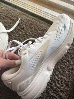 Brooks woman shoes