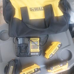 4 DEWALT BATTERYS 20V LITHIUM AND CHARGER INCLUDING BAG