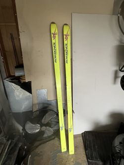 Skis Yellow And Black