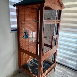 Cedar bird cage, almost new, good quality, about 6 feet high - Jaula para aves.