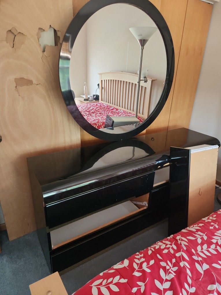 Dresser With Mirror