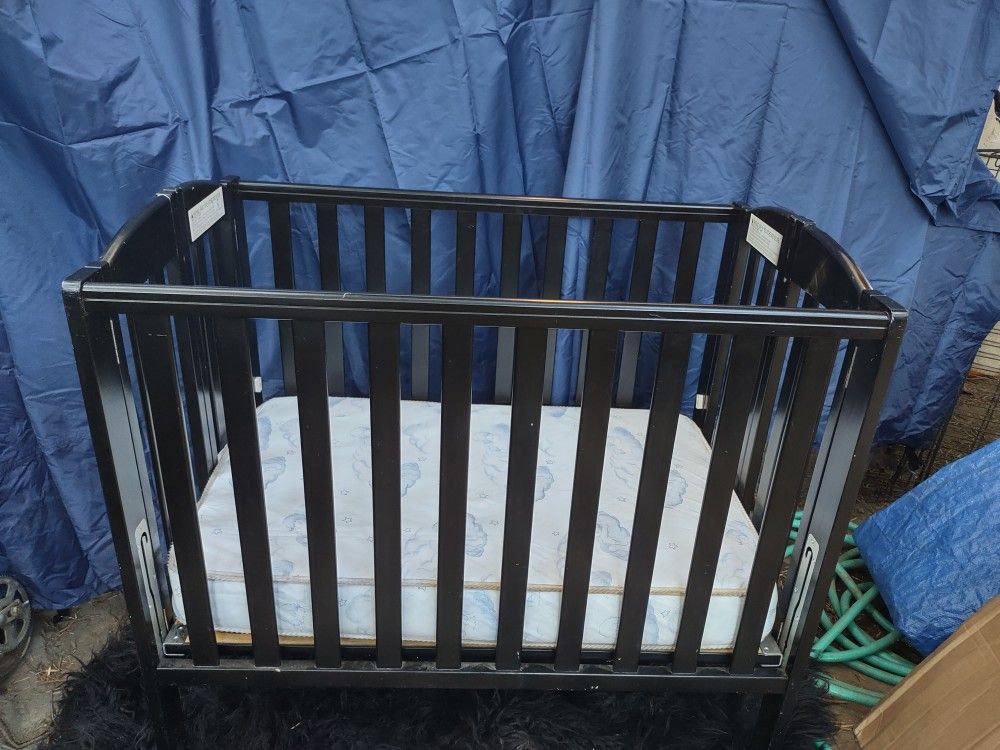 Portable Baby Crib/W Mattress 