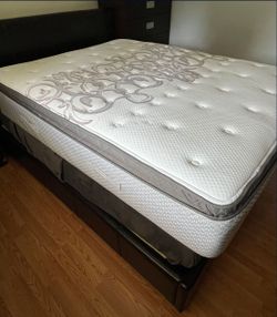 Like New Queen Size Sealy Posturpedic Luxury Mattress