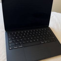 MacBook Air 2022 M2 Slightly Used 