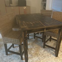 Dining Table  And Chairs 