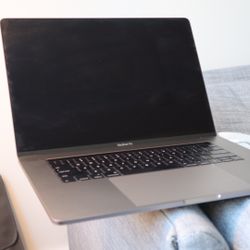 MacBook Pro i7 / 512GB SSD / 16GB RAM / Charger + case