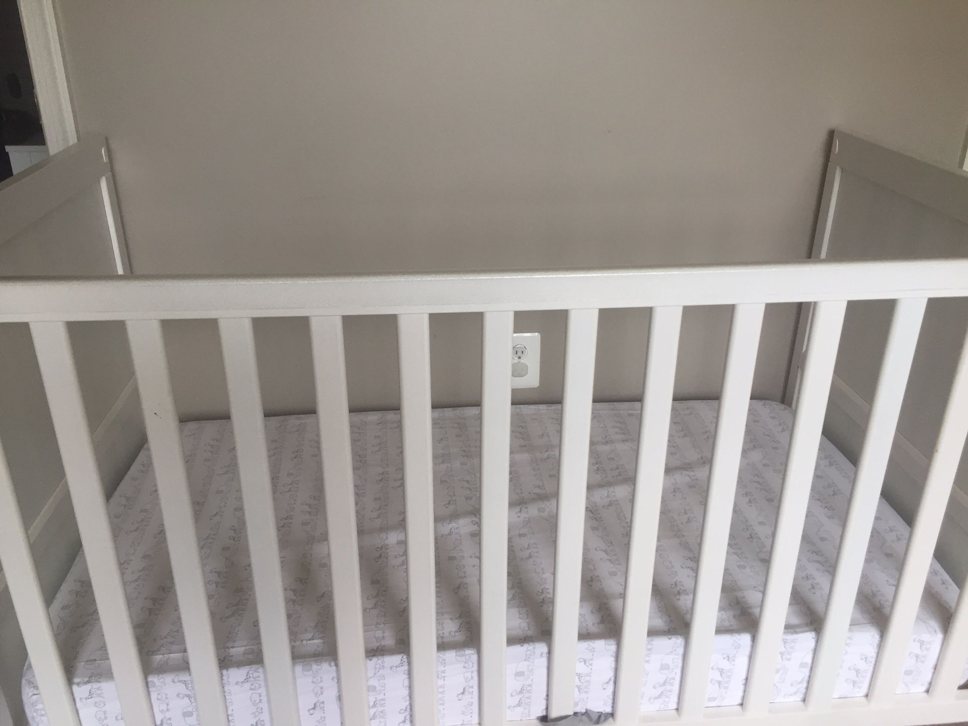 Crib with mattress and bed sheet! Good condition!