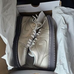 Jordan 1 Low SE Metallic Size 8.5 W