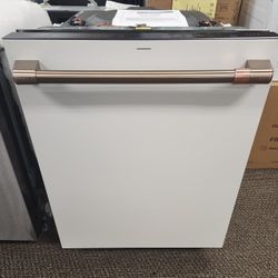 Café 24 in. Built-In Smart Top Control
Dishwasher in Matte White with Stainless Tub,
Interior Lighting, 39 dBA