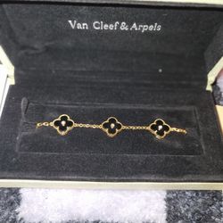 Van Cleef Yellow Gold Black Onyx 5 Motifs Vintage Alhambra BraceletYellow Gold Black Onyx 5 Motifs Vintage Alhambra Bracelet