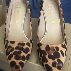 NEW Sz 7 Animal Print Comfortable Hills SALE $20 🍀