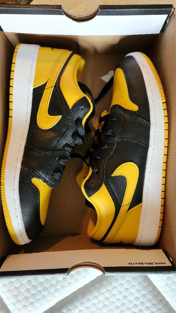 Air Jordan 1 Low (GS) Shoes, 6.5 Youth