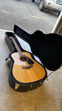 Yamaha FG700S acoustic guitar with case/accessories
