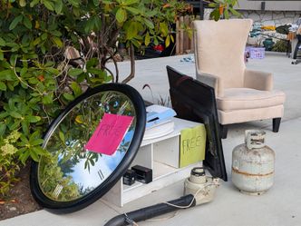 Free TV , Chair, Mirror, blower