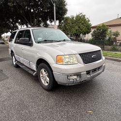2004 FORD EXPEDITION XLT 3rd ROW CLEAN TITLE 199K MI RUNS GREAT NO CHECK ENGINE LIGHT NO LEAKS ONE SMALL GLASS ON BACK DOOR CRACKED AUG 2024 REGISTRAT