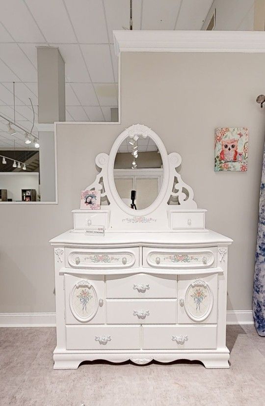 Dresser W Jewelry Mirror White Finish, Floral Motifs Details Oval Rope Molding, Knobs Like Crystals, Wooden Center Drawer Glide, Felt Lined Top Drawer