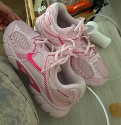 Nike pink shoes