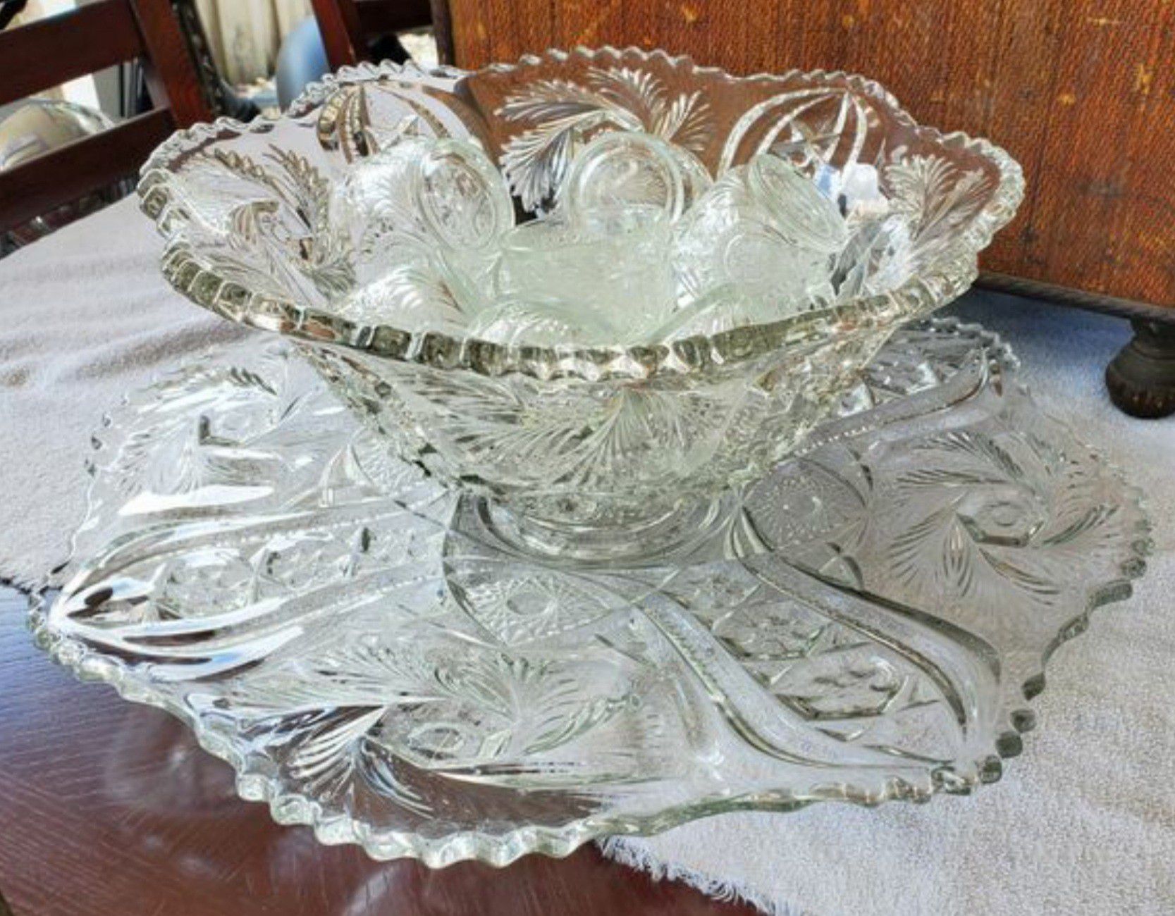 Vintage Punch Bowl & Glass Cups Like NEW