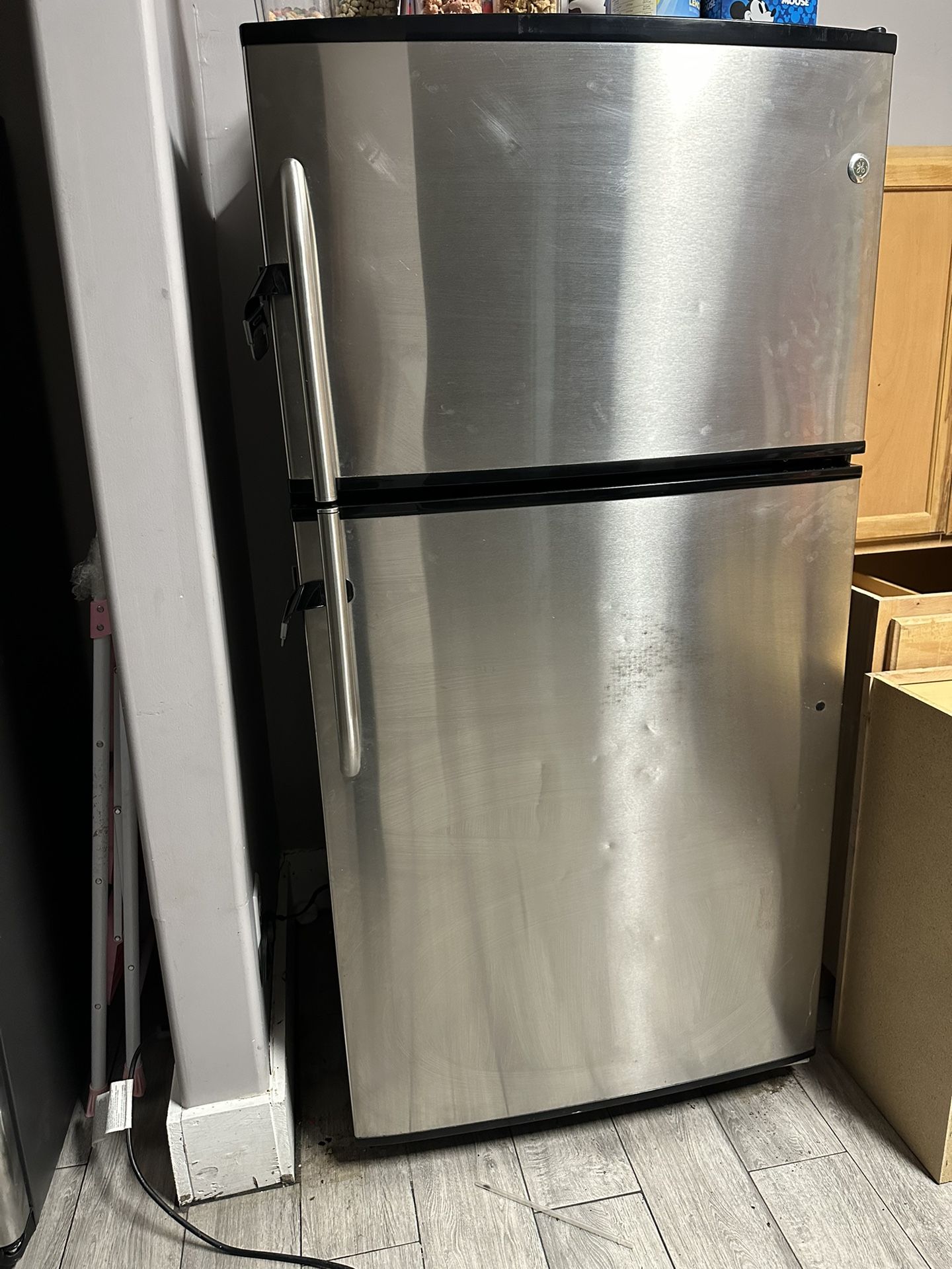 Refrigerator Stove Microwave