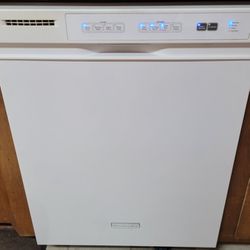 White KitchenAid Dishwasher, Stainless Steel Tub