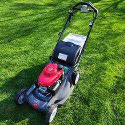 Honda HRX217VYA Self Propelled Lawn Mower - $800