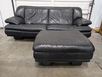 Natuzzi Spacious Black Leather Three-Seater Sofa with Ottoman
