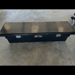 Truck bed tool box