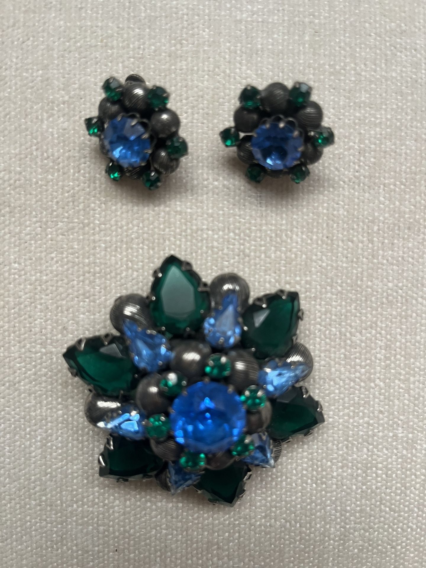 Beautiful Brooch Pin & Clip Earrings- Brand New