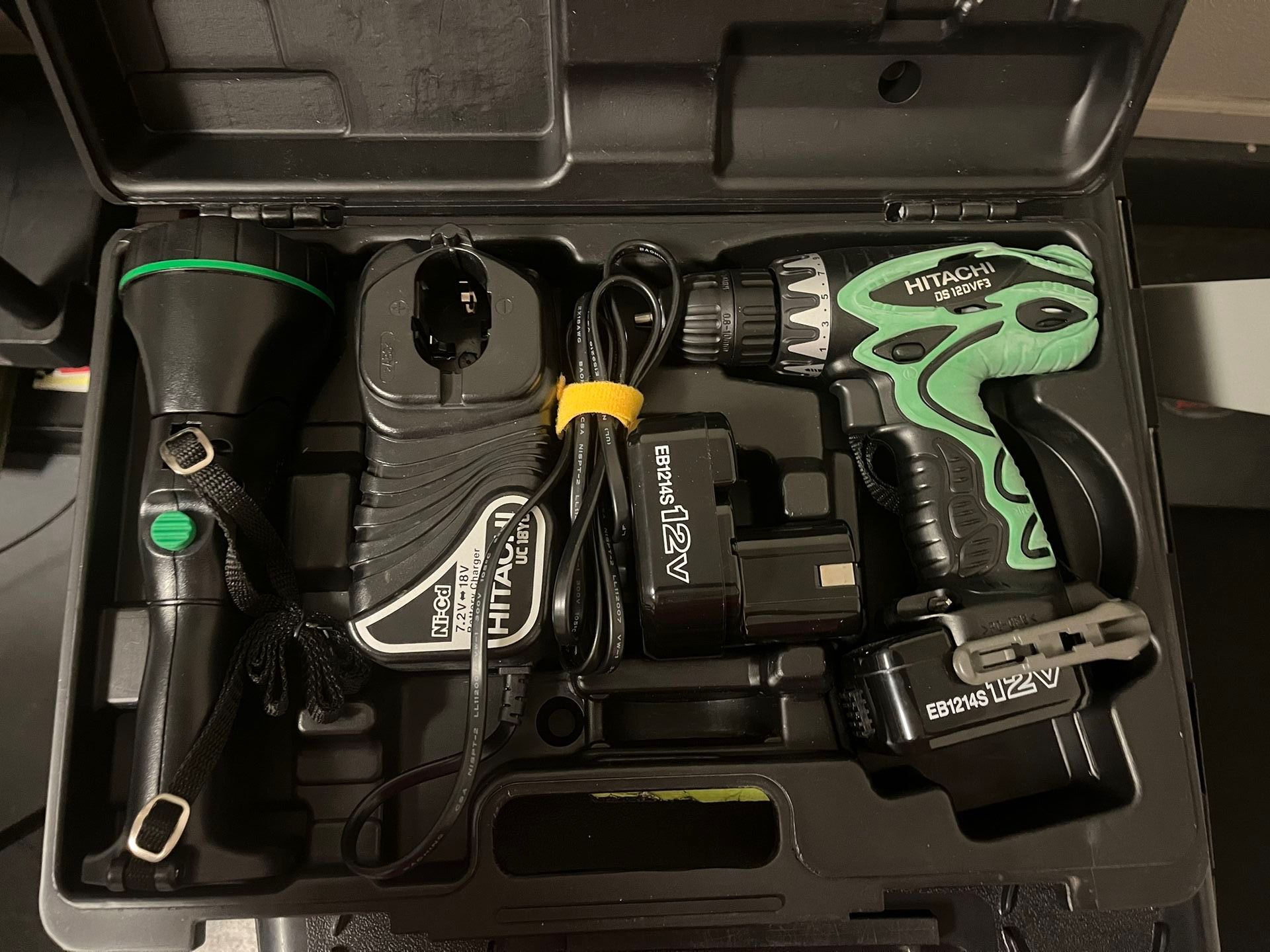 Hitachi DS18DVF3 18volt Drill Light Combo Kit
