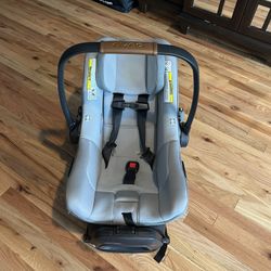 Nuna Infant Car Seat + Pipa Base And Carrying Case. 