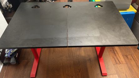 Arozzi Arena Leggero Gaming Desk