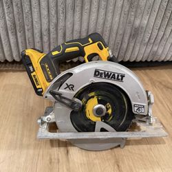 DeWALT 20V XR Brushless Circular Saw w/ Battery