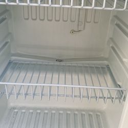 Mini fridge 30$