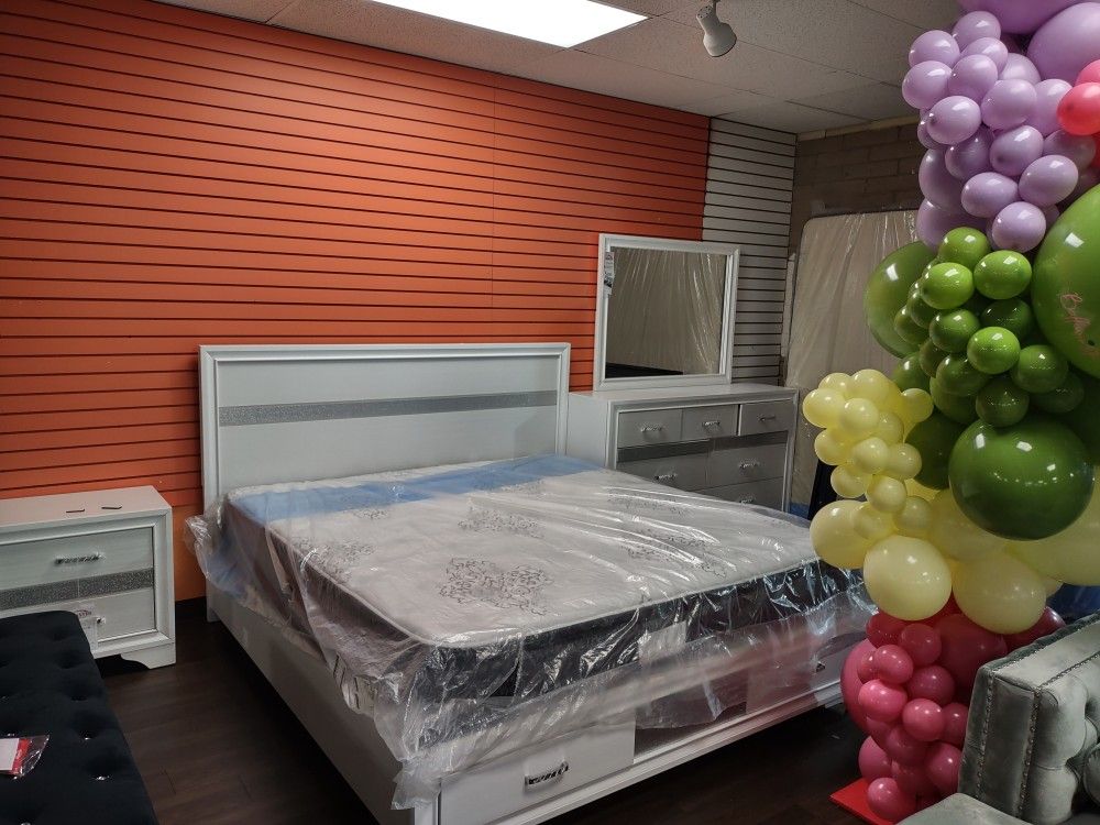 4pc Queen Bedroom Set With Queen Bedframe Dresser Mirror Nightstand