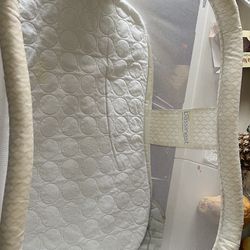 Halo swivel bassinet