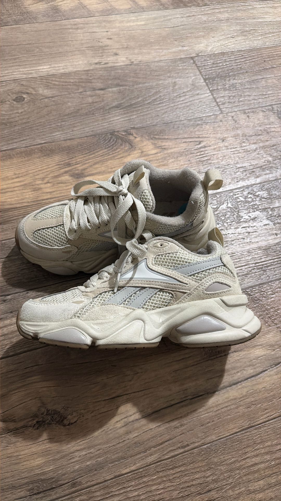 Woman’s Sneakers Reebok Size 6