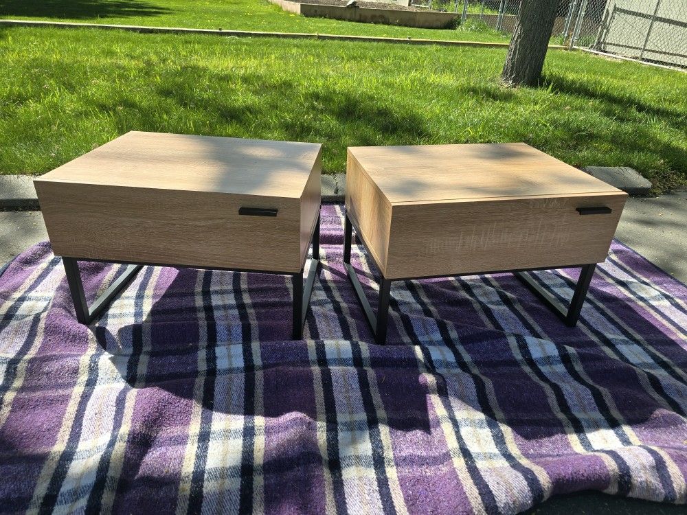 Nice Pair of Modern Nightstands/ Side or End Tables