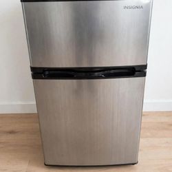 Insignia Mini Fridge. Good for Dorms, Apartments and Man Caves. 