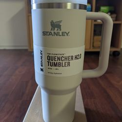 Stanley Quencher H2.0 Flowstate Tumbler 40oz Dune for Sale in Monterey  Park, CA - OfferUp